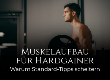 Ein Mann trainiert mit einer Langhantel im Fitnessstudio. Darunter der Titel: Muskelaufbau für Hardgainer – Warum Standard-Tipps scheitern.