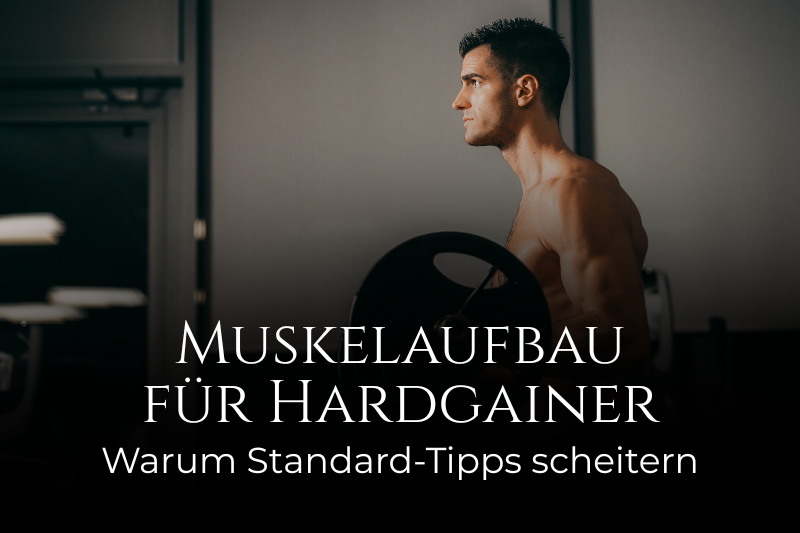 Ein Mann trainiert mit einer Langhantel im Fitnessstudio. Darunter der Titel: Muskelaufbau für Hardgainer – Warum Standard-Tipps scheitern.