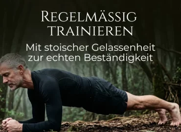 Ein Mann führt im Wald fokussiert einen Unterarmstütz (Plank) aus, um regelmäßig Sport zu treiben. Das Bild enthält den Text: Regelmäßig trainieren – Mit stoischer Gelassenheit zur echten Beständigkeit.