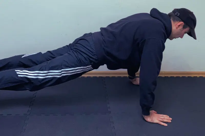 Meik in der Ausgangsposition eines Push-Ups: Somatische Intelligenz in der Praxis