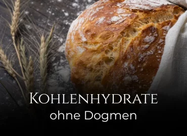 Ein Brot und eine Weizenähre auf einem rustikalen, mehlbestäubten Tisch. Darunter der Titel: Kohlenhydrate ohne Dogmen