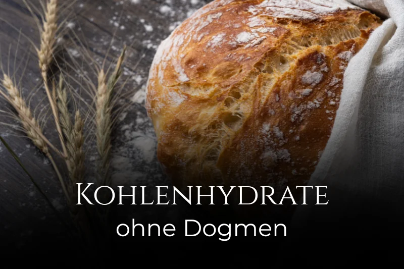 Ein Brot und eine Weizenähre auf einem rustikalen, mehlbestäubten Tisch. Darunter der Titel: Kohlenhydrate ohne Dogmen