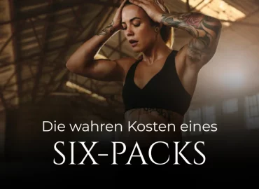 Eine erschöpfte, verschwitzte Frau nach dem Training, darunter der Titel: Die wahren Kosten eines Six-Packs.