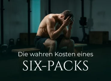 Erschöpfter muskulöser Mann mit Six-Pack sitzt verzweifelt auf einer Bank im Gym – Symbol für die wahren Kosten von Fitness-Wahn und körperlicher Perfektion.