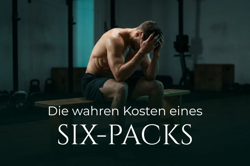 Erschöpfter muskulöser Mann mit Six-Pack sitzt verzweifelt auf einer Bank im Gym – Symbol für die wahren Kosten von Fitness-Wahn und körperlicher Perfektion.