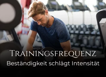 Ein Mann macht Arm-Curls mit der Kurzhantel auf einer Trainingsbank. Darunter der Titel: Trainingsfrequenz – Beständigkeit schlägt Intensität