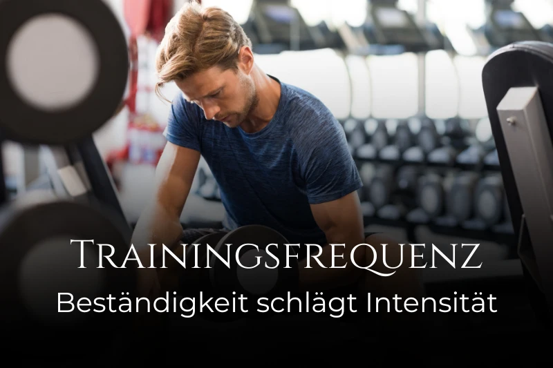 Ein Mann macht Arm-Curls mit der Kurzhantel auf einer Trainingsbank. Darunter der Titel: Trainingsfrequenz – Beständigkeit schlägt Intensität