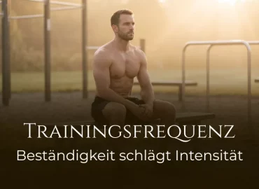 Ein muskulöser Mann sitzt nachdenklich im Calisthenics-Park bei Sonnenaufgang. Bildtitel: 'TRAININGSFREQUENZ Beständigkeit schlägt Intensität'.