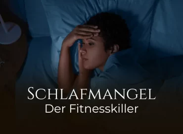 Eine Frau liegt wach im Bett, darunter der Titel: Schlafmangel, der Fitnesskiller