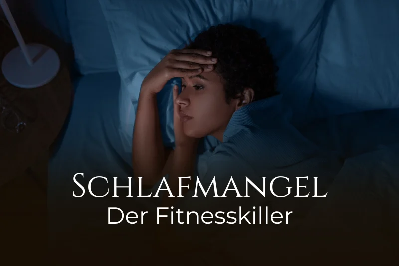 Eine Frau liegt wach im Bett, darunter der Titel: Schlafmangel, der Fitnesskiller