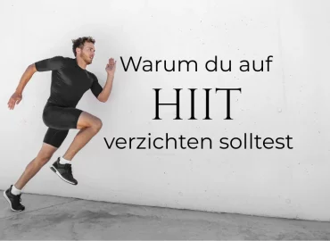 Ein Sportler in schwarzer Funktionskleidung rennt im Sprint vor einer hellen Betonwand. Rechts daneben steht der große schwarze Schriftzug: „Warum du auf HIIT verzichten solltest“.