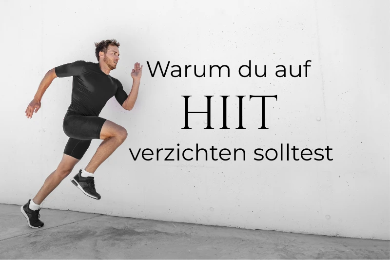 Ein Sportler in schwarzer Funktionskleidung rennt im Sprint vor einer hellen Betonwand. Rechts daneben steht der große schwarze Schriftzug: „Warum du auf HIIT verzichten solltest“.