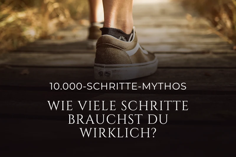 Nahaufnahme der Füße einer Person in Sneakern, die auf einem Holzsteg im Freien geht. Text im Bild: 10.000-Schritte-Mythos – Wie viele Schritte brauchst du wirklich?