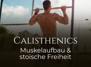 Ein muskulöser Mann bei Klimmzügen an einer Outdoor-Station während des Sonnenuntergangs. Der Text im Bild lautet: „CALISTHENICS Muskelaufbau & stoische Freiheit“