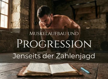 Ein muskulöser Mann führt Liegestütze auf hölzernen Parallettes in einem rustikalen Loft aus. Im unscharfen Vordergrund liegt ein aufgeschlagenes Trainingstagebuch. Text im Bild: „MUSKELAUFBAU UND PROGRESSION Jenseits der Zahlenjagd“