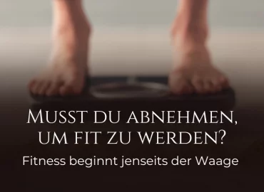 Beitragsbild zum Thema Abnehmen und Stoic-Fitness: Füße auf einer Waage mit dem Schriftzug ‚Musst du abnehmen, um fit zu werden? Fitness beginnt jenseits der Waage‘.