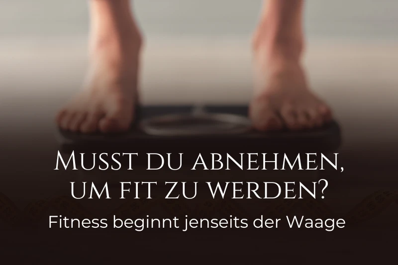 Beitragsbild zum Thema Abnehmen und Stoic-Fitness: Füße auf einer Waage mit dem Schriftzug ‚Musst du abnehmen, um fit zu werden? Fitness beginnt jenseits der Waage‘.
