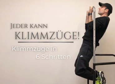 Meik von Stoic-Fitness führt einen Klimmzug an einer Kraftstation vor einer schlichten Wand aus. Der Text im Bild lautet: 'Jeder kann Klimmzüge! Klimmzüge in 6 Schritten'.