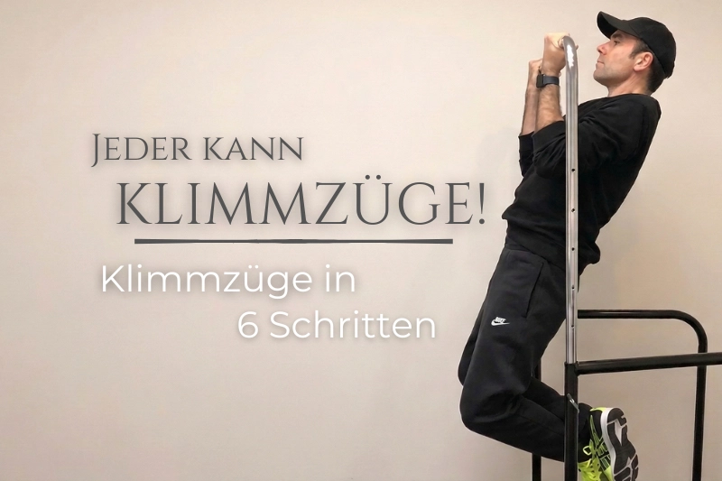 Meik von Stoic-Fitness führt einen Klimmzug an einer Kraftstation vor einer schlichten Wand aus. Der Text im Bild lautet: 'Jeder kann Klimmzüge! Klimmzüge in 6 Schritten'.