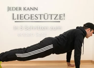 Meik Römer führt einen Liegestütz auf einem hellen Boden vor einer weißen Wand aus. Der Text im Bild lautet: 'Jeder kann Liegestütze! In 5 Schritten zum ersten Satz'.