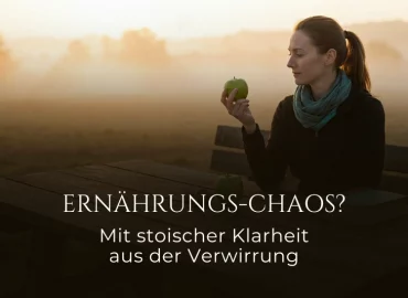Eine nachdenkliche Frau betrachtet einen grünen Apfel an einem nebligen Morgen im Freien. Das Bild symbolisiert stoische Klarheit inmitten von Ernährungs-Chaos und enthält den Text: Ernährungs-Chaos? Mit stoischer Klarheit aus der Verwirrung.