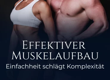 Effektiver Muskelaufbau: Einfachheit schlägt Komplexität – Beitragsbild mit zwei muskulösen Oberkörpern vor dunklem Hintergrund.