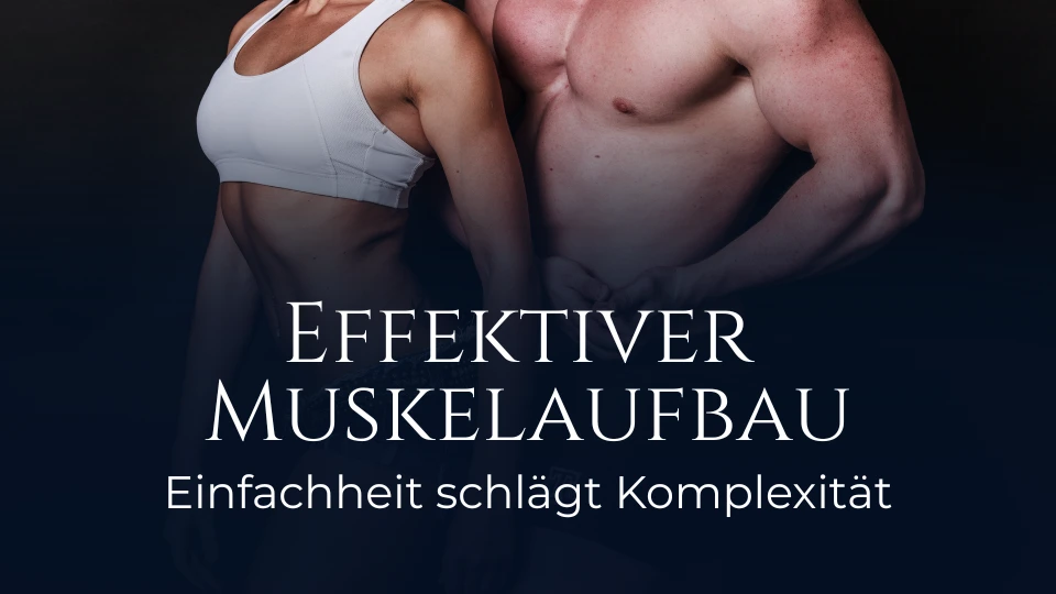 Effektiver Muskelaufbau: Einfachheit schlägt Komplexität – Beitragsbild mit zwei muskulösen Oberkörpern vor dunklem Hintergrund.