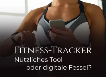 Eine sportliche Person betrachtet ihren Fitness-Tracker am Handgelenk und hält ein Smartphone in der Hand. Im Vordergrund steht der Text: „Fitness-Tracker: Nützliches Tool oder digitale Fessel?“