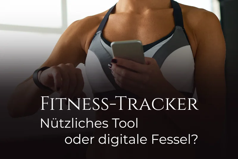 Eine sportliche Person betrachtet ihren Fitness-Tracker am Handgelenk und hält ein Smartphone in der Hand. Im Vordergrund steht der Text: „Fitness-Tracker: Nützliches Tool oder digitale Fessel?“