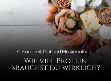 Verschiedene proteinreiche Lebensmittel wie Eier, Lachs, Käse und Linsen auf hellem Holz – Wie viel Protein am Tag für Muskelaufbau und Gesundheit?