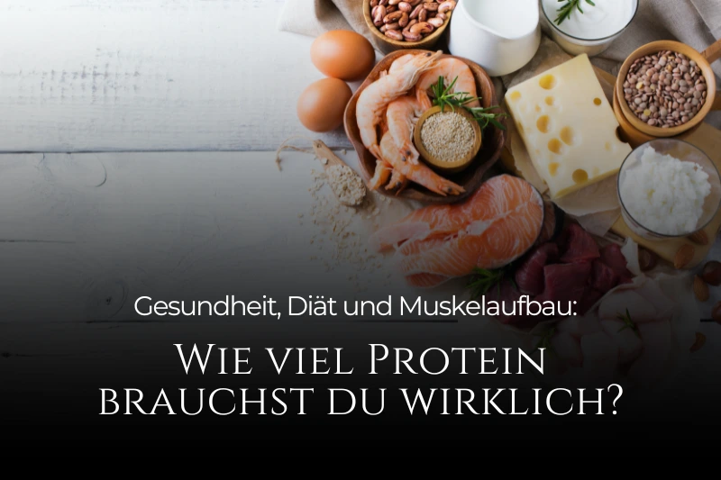 Verschiedene proteinreiche Lebensmittel wie Eier, Lachs, Käse und Linsen auf hellem Holz – Wie viel Protein am Tag für Muskelaufbau und Gesundheit?