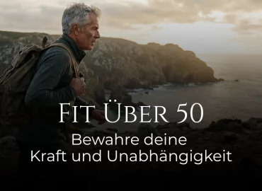 Ein fitter Mann über 50 wandert mit Rucksack an einer felsigen Küste – Symbol für Kraft und Unabhängigkeit im Alter.