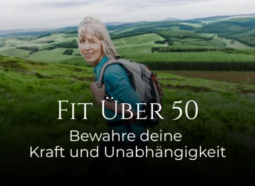 Eine fitte Frau über 50 wandert mit Rucksack – Symbol für Kraft und Unabhängigkeit im Alter.
