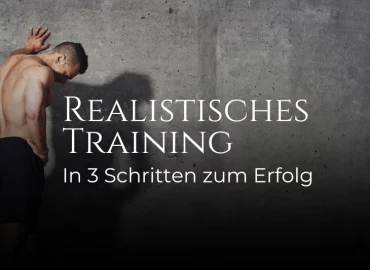 Ein Mann mit muskulösem Rücken lehnt nachdenklich an einer grauen Betonwand; Textoverlay: „REALISTISCHES TRAINING In 3 Schritten zum Erfolg“.