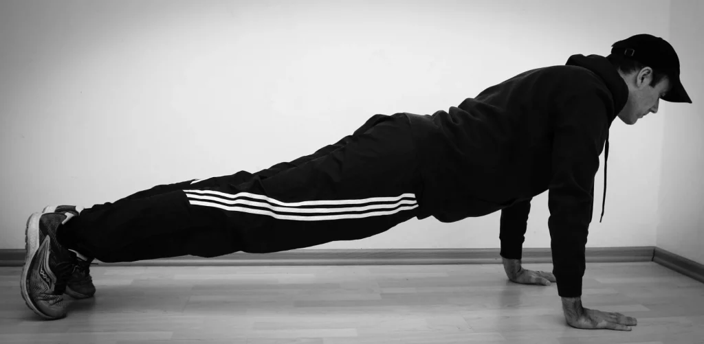 Meik Römer bei einer Liegestütz-Übung – Training und Stoizismus bei Stoic-Fitness