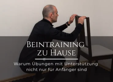 Meik macht eine Kniebeuge mit Unterstützung an einer Stuhllehne. Darüber der Titel: Beintraining zu Hause – Warum Übungen mit Unterstützung nicht nur für Anfänger sind
