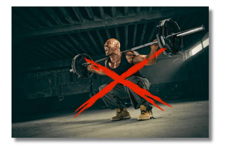Ein Mann macht mit einer Langhantel eine tiefe Kniebeuge und macht dabei einen angestrengten Gesichtsausdruck. Darüber ein rotes Kreuz. Symbolbild für: Stagnation im Beintraining durch schwere Gewichte.