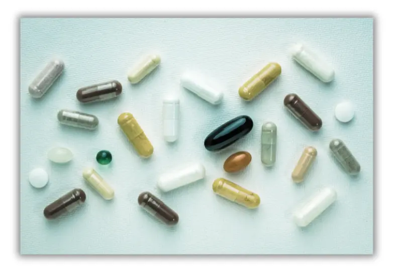 Pillen und Tabletten vor einem weißen Hintergrund.