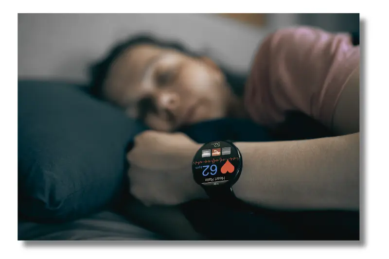 Eine Frau trägt im Schlaf eine Smartwatch.