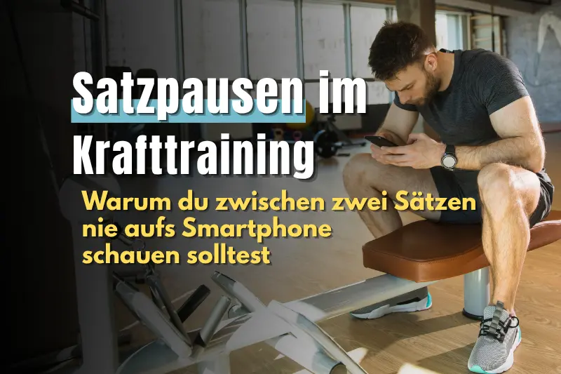 Ein Mann sitzt auf einer Trainingsmaschine und schaut auf seinem Handy. Darüber der Titel: Satzpausen im Krafttraining: Warum zwischen zwei Särten nicht aufs Smartphone schauen solltest.