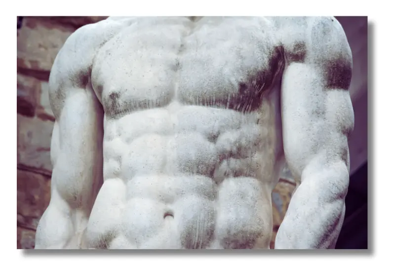 Der Torso einer muskulösen Marmorstatue.