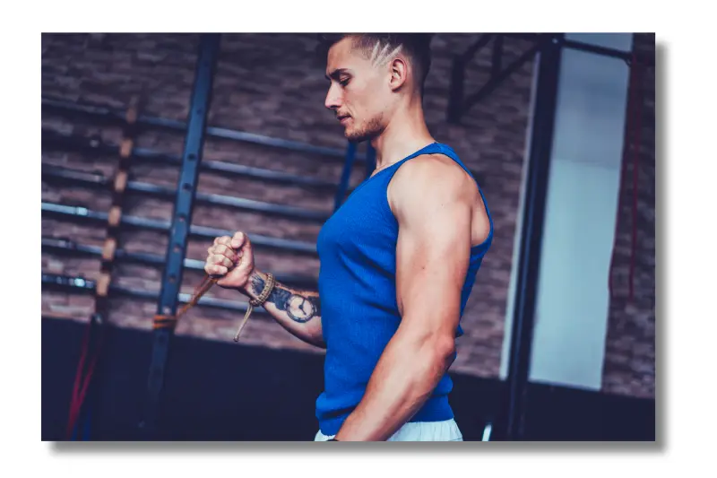 Ein Mann trainiert mit einem Widerstandsband im Fitnessstudio